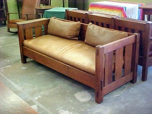 Stickley deals settle couch